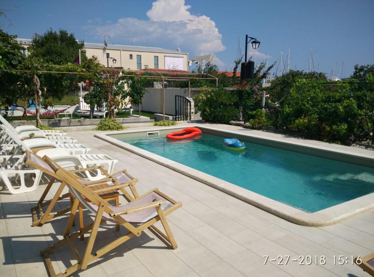 Apartments Gina Trogir Bagian luar foto