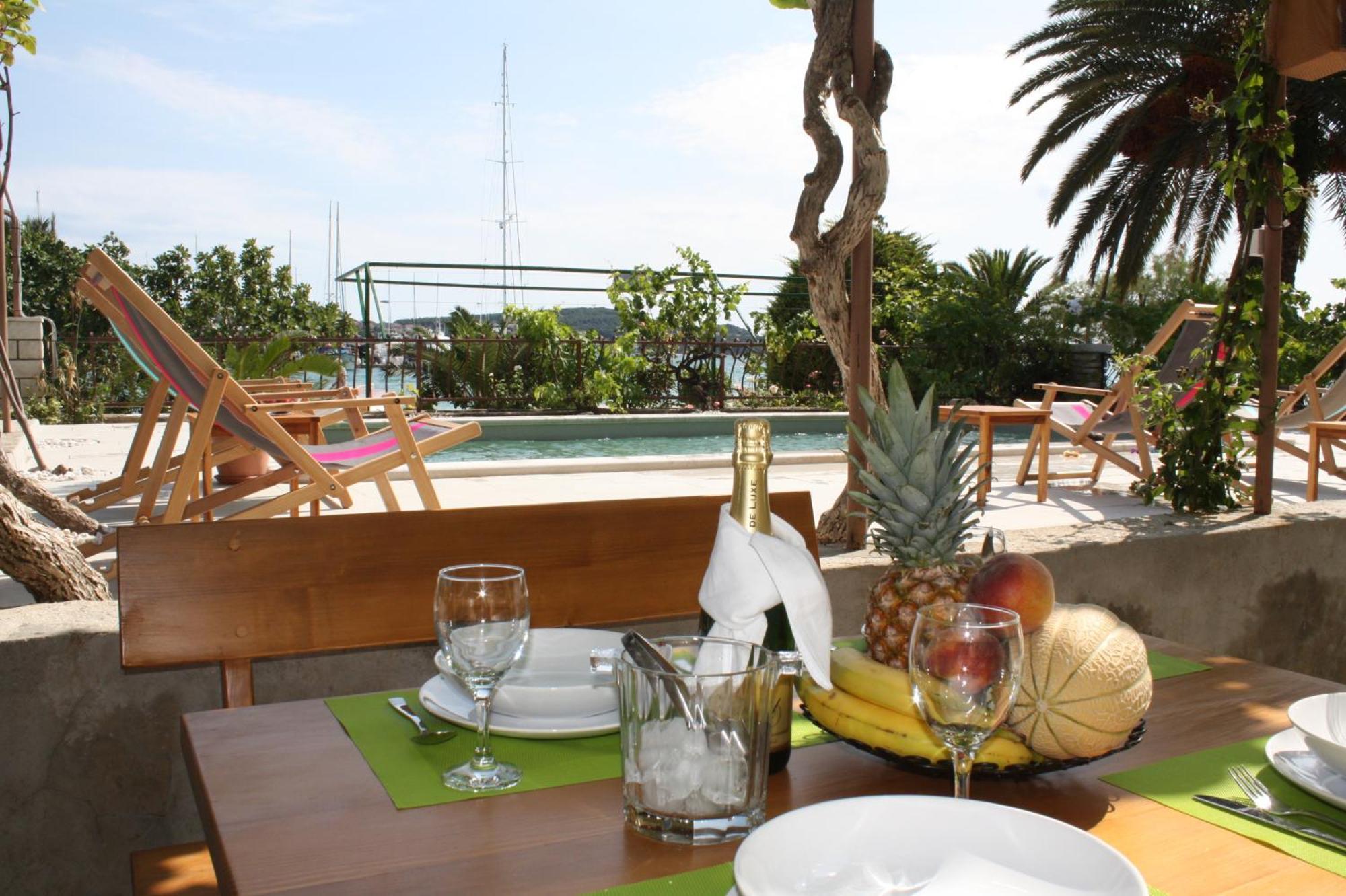 Apartments Gina Trogir Bagian luar foto