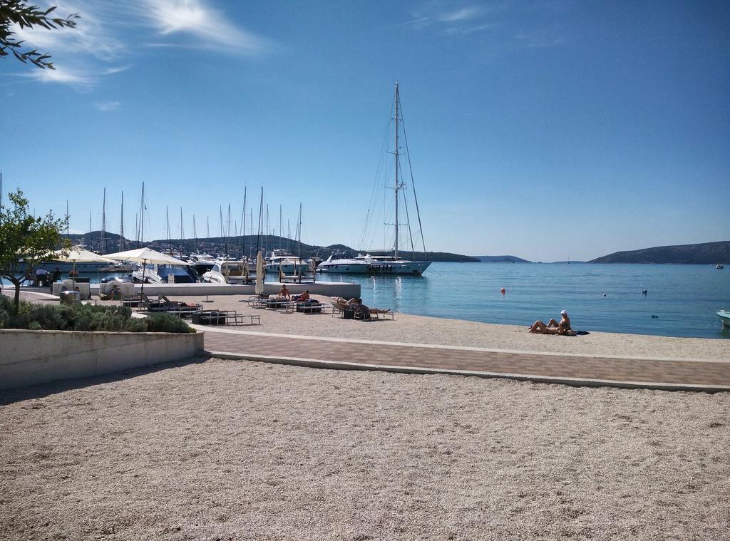 Apartments Gina Trogir Bagian luar foto