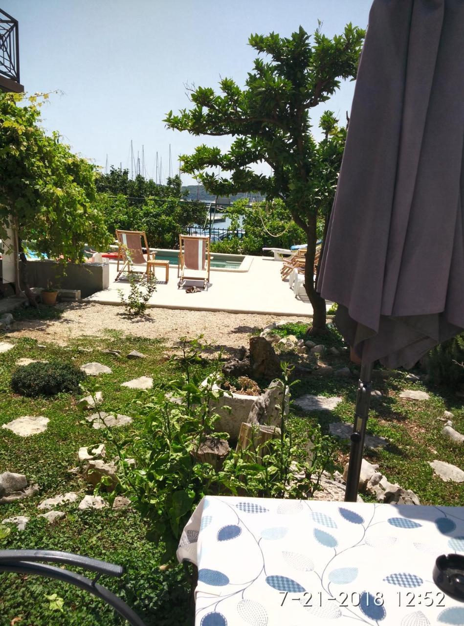 Apartments Gina Trogir Bagian luar foto